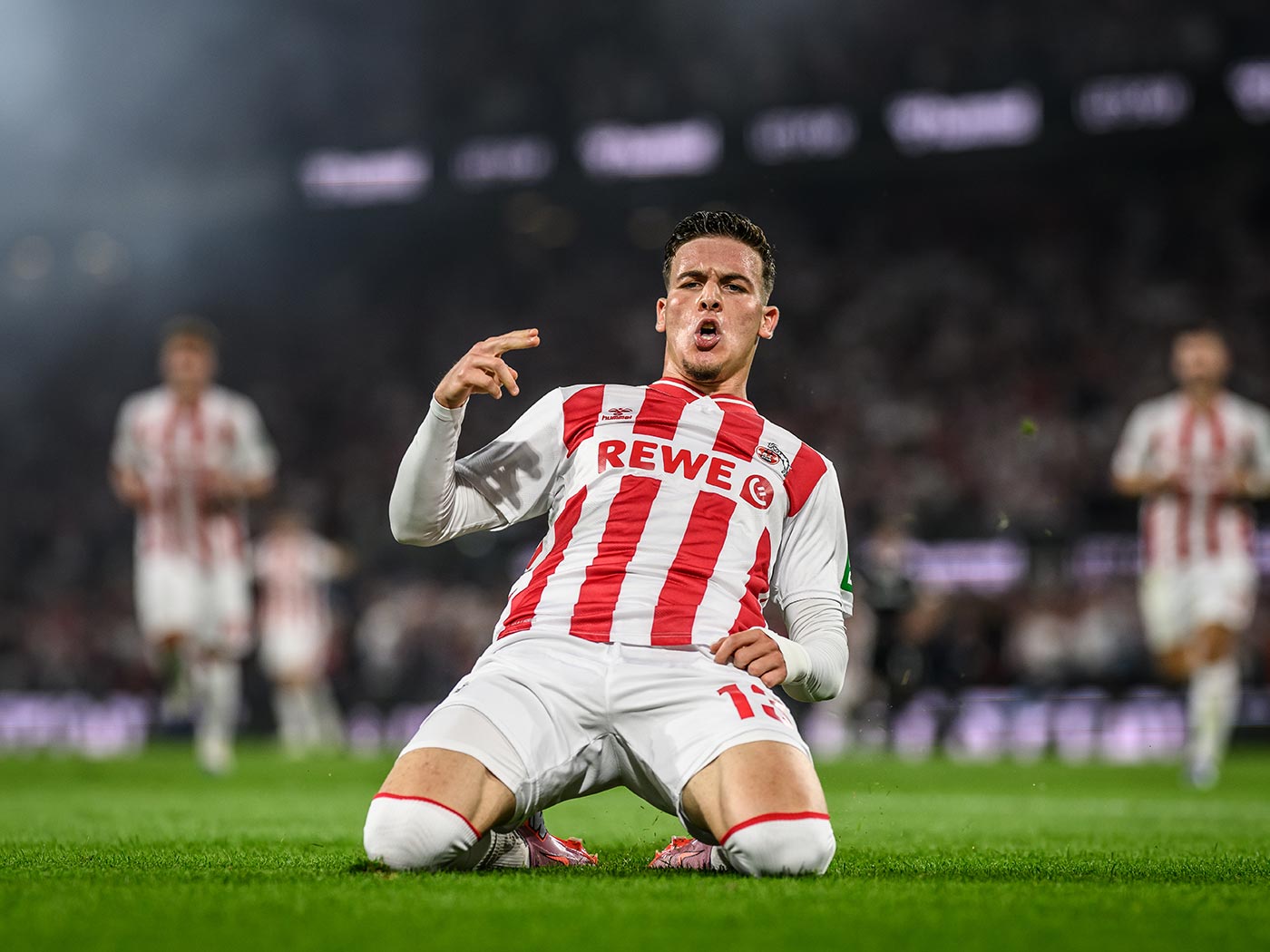 Futuristic App for 1. FC Köln designed by the freelance Creative Director Christopher Gey from Leipzig - Stadion Mode